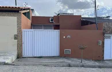 Imagem: A casa à venda possui 2 Dormitórios, 2 Banheiros e Varanda