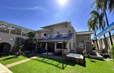 Imagem: A casa em condomínio possui 5 Dormitórios, 5 Banheiros, 4