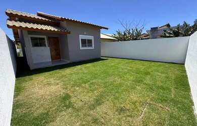 Imagem: A casa possui 3 Dormitórios, 1 Banheiro, 2 Vagas na garagem