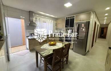 Imagem: A casa possui 2 Dormitórios, 1 Banheiro, 2 Vagas na garagem