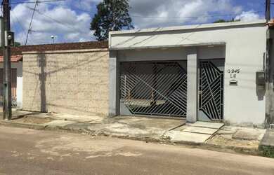 Imagem: A casa possui 4 Dormitórios, 4 Banheiros, 2 Vagas na garagem