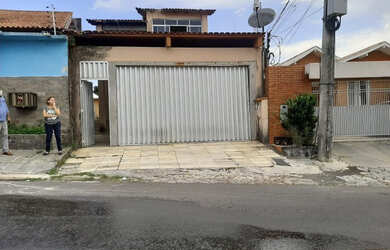 Imagem: A casa possui 4 Dormitórios, 5 Banheiros, 4 Vagas na garagem