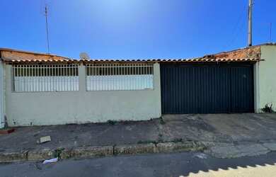 Imagem: A casa possui 3 Dormitórios, 2 Banheiros, 2 Vagas na garagem