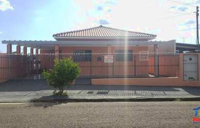 Imagem: A casa possui 2 Dormitórios, 1 Banheiro, 2 Vagas na garagem