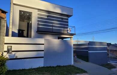 Imagem: A casa possui 3 Dormitórios, 2 Banheiros, 2 Vagas na garagem