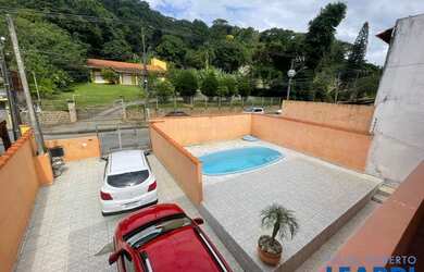 Imagem: A casa possui 4 Dormitórios, 2 Banheiros, 144m² de Área e