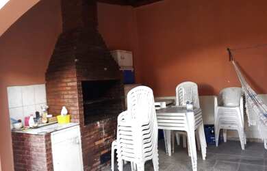 Imagem: A casa possui 3 Dormitórios, 2 Banheiros e está localizado