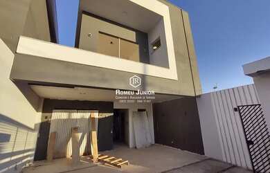 Imagem: A casa possui 3 Dormitórios, 3 Banheiros, 2 Vagas na garagem