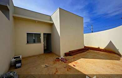 Imagem: A casa possui 2 Dormitórios, 1 Banheiro, 2 Vagas na garagem