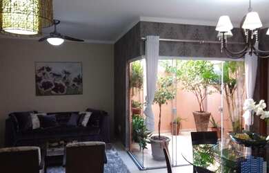 Imagem: A casa possui 3 Dormitórios, 2 Banheiros, 2 Vagas na garagem