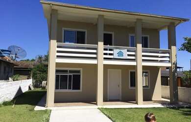 Imagem: A casa possui 3 Dormitórios, 2 Banheiros, 3 Vagas na garagem