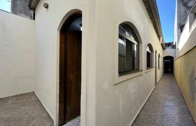 Imagem: A casa possui 2 Dormitórios, 1 Banheiro, 2 Vagas na garagem