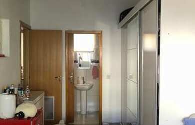 Imagem: A casa possui 3 Dormitórios, 3 Banheiros, 2 Vagas na garagem