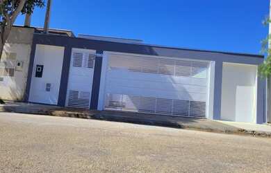 Imagem: A casa possui 3 Dormitórios, 2 Banheiros, 2 Vagas na garagem