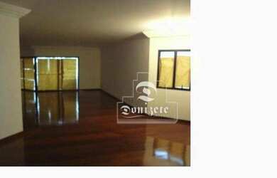 Imagem: O apartamento possui 4 Dormitórios, 2 Banheiros, 5 Vagas na