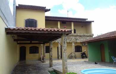 Imagem: A casa possui 3 Dormitórios, 3 Banheiros, 2 Vagas na garagem