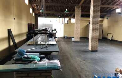 Imagem: O depósito possui 3 Vagas na garagem e 330m² de Área e está