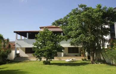 Imagem: A casa possui 5 Dormitórios, 3 Banheiros, 5 Vagas na garagem