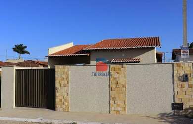 Imagem: A casa possui 2 Dormitórios, 2 Banheiros, 2 Vagas na garagem