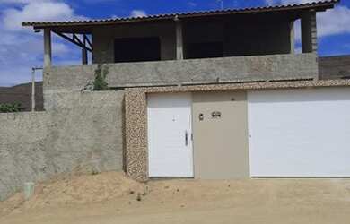 Imagem: A casa possui 4 Dormitórios, 2 Banheiros, 3 Vagas na garagem