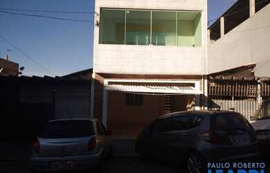 Imagem: A casa possui 3 Dormitórios, 3 Banheiros, 2 Vagas na garagem