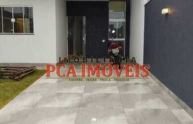 Imagem: A casa possui 3 Dormitórios, 2 Banheiros, 2 Vagas na garagem