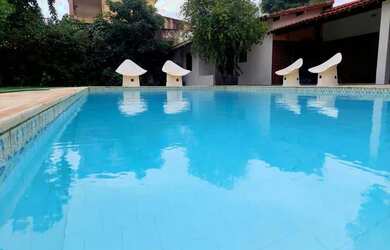 Imagem: A casa possui 5 Dormitórios, 5 Banheiros, 5 Vagas na garagem