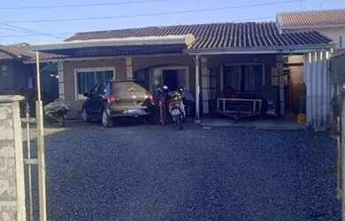 Imagem: A casa possui 2 Dormitórios, 1 Banheiro, 2 Vagas na garagem