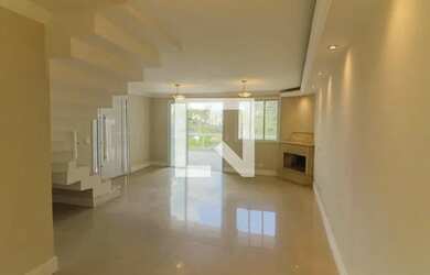 Imagem: A casa possui 3 Dormitórios, 4 Banheiros, 5 Vagas na garagem