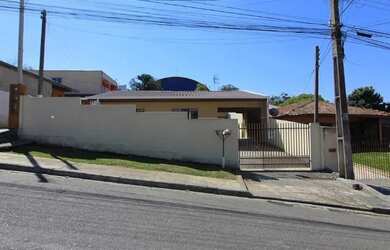 Imagem: A casa possui 5 Dormitórios, 2 Banheiros, 5 Vagas na garagem