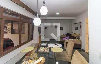 Imagem: A casa possui 4 Dormitórios, 3 Banheiros, 2 Vagas na garagem