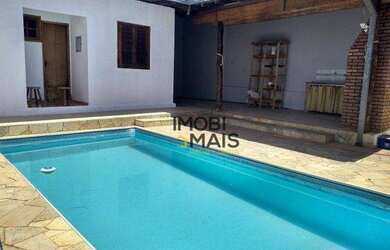 Imagem: A casa possui 4 Dormitórios, 3 Banheiros, 5 Vagas na garagem