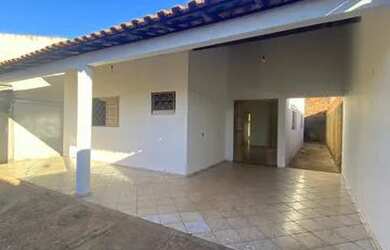 Imagem: A casa possui 3 Dormitórios, 2 Banheiros, 1 Vaga na garagem