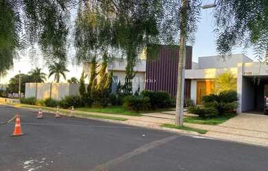 Imagem: A casa em condomínio possui 4 Dormitórios, 5 Banheiros, 5