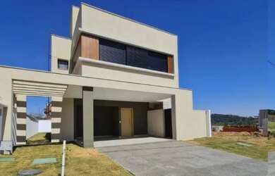 Imagem: A casa possui 3 Dormitórios, 3 Banheiros, 4 Vagas na garagem