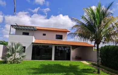 Imagem: A casa em condomínio possui 4 Dormitórios, 3 Banheiros, 2