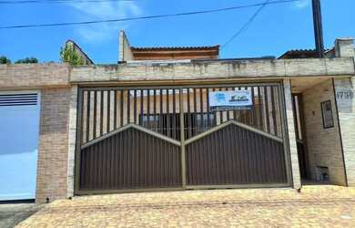 Imagem: A casa possui 3 Dormitórios, 2 Banheiros, 1 Vaga na garagem