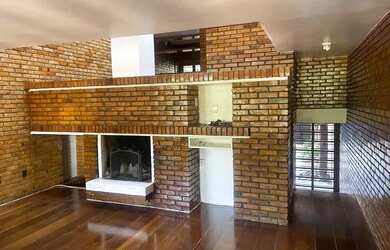 Imagem: A casa possui 2 Dormitórios, 3 Banheiros e 2 Vagas na garagem