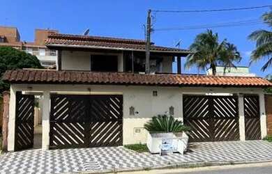 Imagem: A casa possui 3 Dormitórios, 3 Banheiros, 3 Vagas na garagem