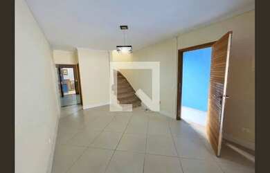 Imagem: A casa possui 2 Dormitórios, 3 Banheiros, 2 Vagas na garagem