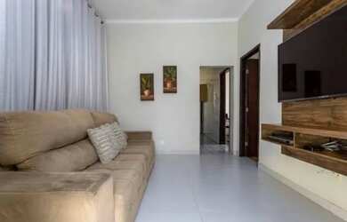 Imagem: A casa possui 3 Dormitórios, 2 Banheiros, 1 Vaga na garagem