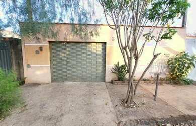 Imagem: A casa possui 2 Dormitórios, 3 Banheiros, 1 Vaga na garagem