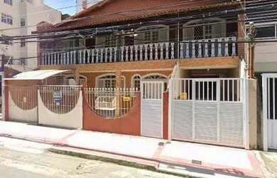 Imagem: A casa possui 4 Dormitórios, 1 Banheiro, 2 Vagas na garagem