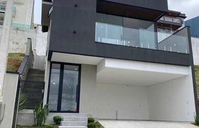 Imagem: A casa em condomínio possui 4 Dormitórios, 2 Banheiros, 4