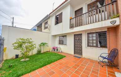 Imagem: A casa possui 2 Dormitórios, 1 Banheiro, 2 Vagas na garagem