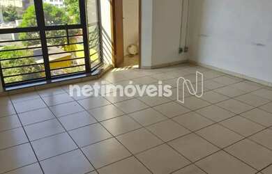 Imagem: O depósito para alugar possui 2 Vagas na garagem e 375m² de