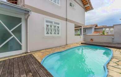 Imagem: A casa possui 3 Dormitórios, 3 Banheiros, 3 Vagas na garagem