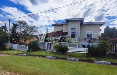 Imagem: A casa em condomínio possui 5 Dormitórios, 3 Banheiros, 3