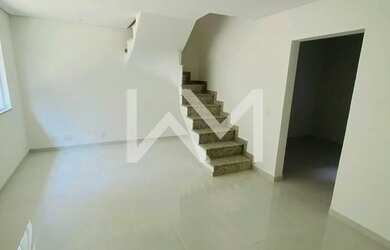 Imagem: A casa possui 3 Dormitórios, 4 Banheiros, 2 Vagas na garagem