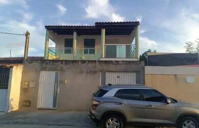 Imagem: A casa possui 3 Dormitórios, 2 Banheiros, 1 Vaga na garagem